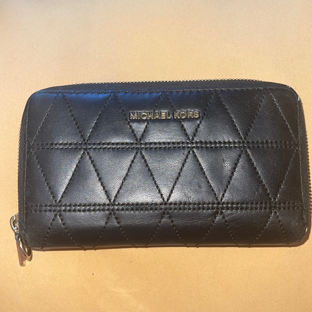 🎅🏾 HOLIDAY SALE !🎅🏾 Black Michael Kors Wallet